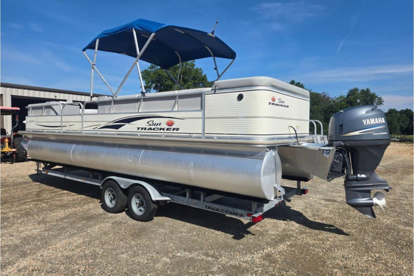 A photo of this 2007 Sun Tracker Party Barge 27 Regency Edition