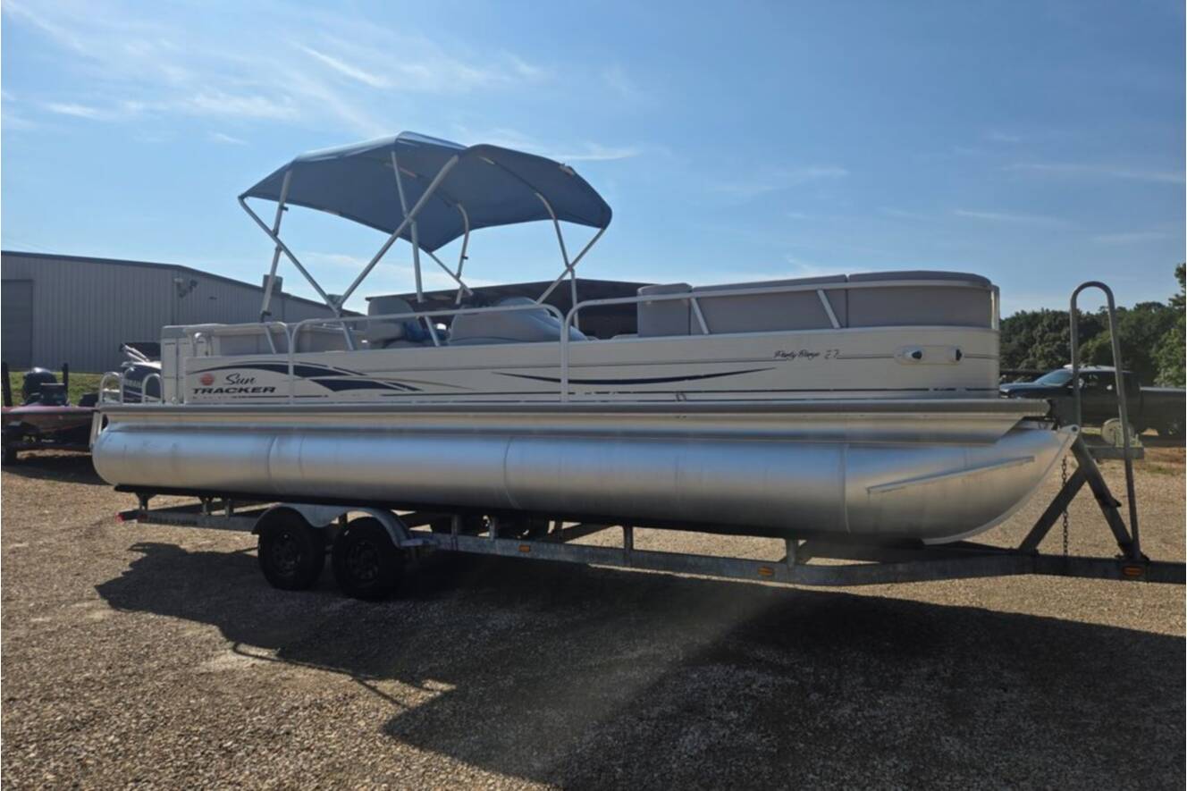 A photo of this 2007 Sun Tracker Party Barge 27 Regency Edition