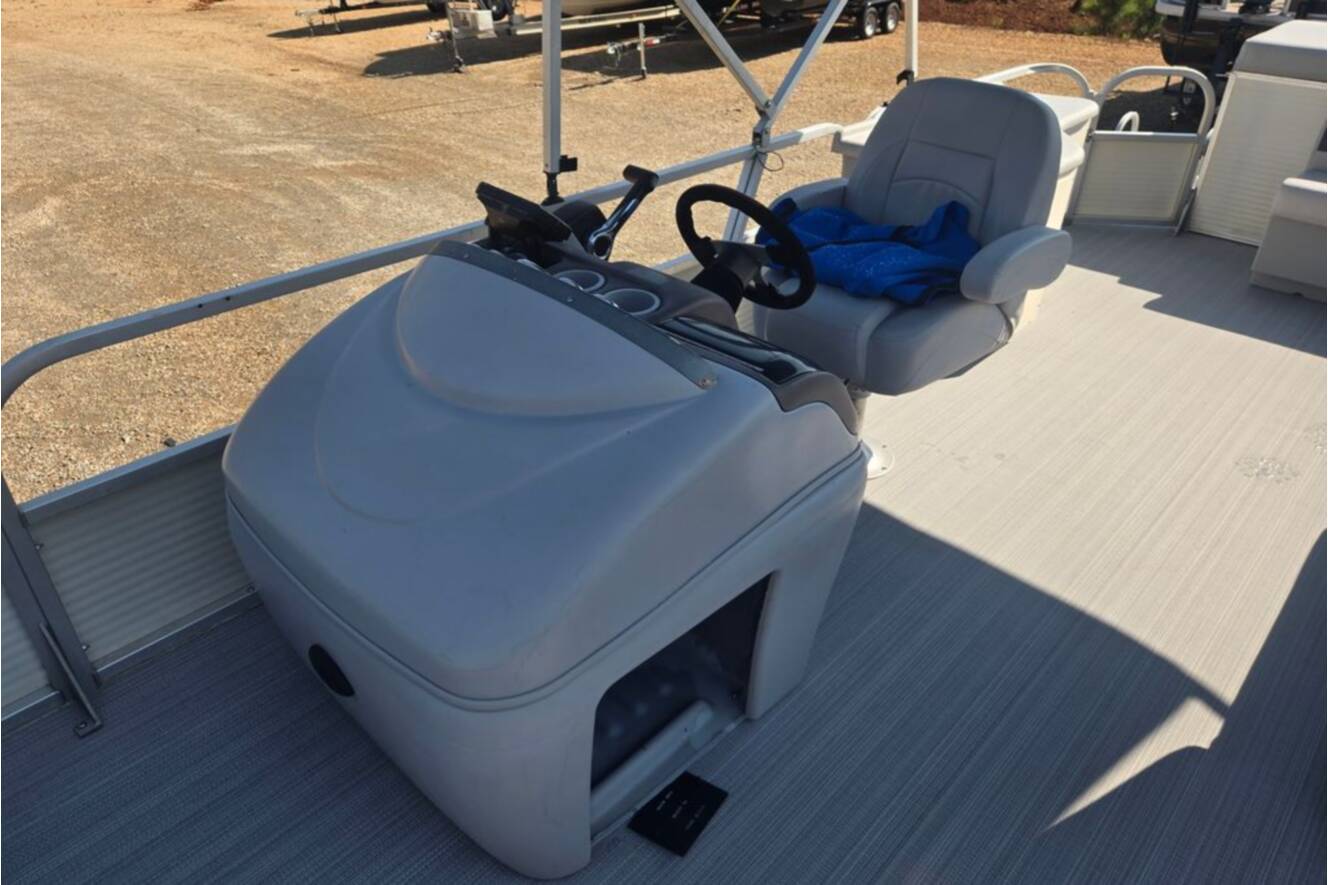 A photo of this 2007 Sun Tracker Party Barge 27 Regency Edition