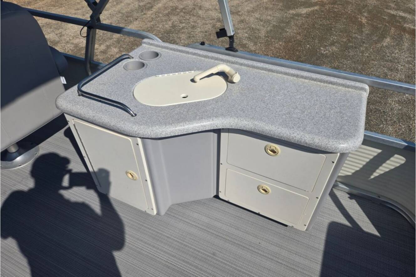 A photo of this 2007 Sun Tracker Party Barge 27 Regency Edition