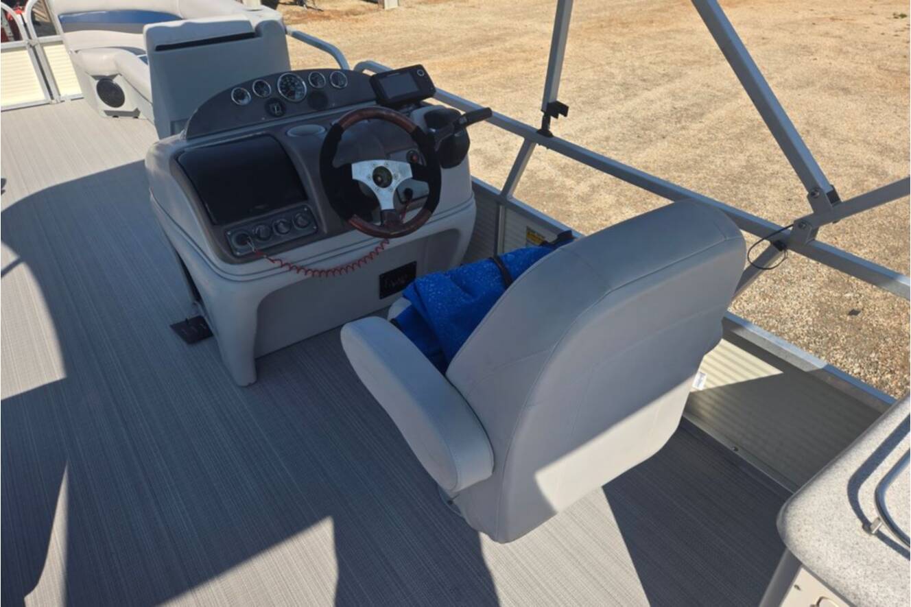 A photo of this 2007 Sun Tracker Party Barge 27 Regency Edition