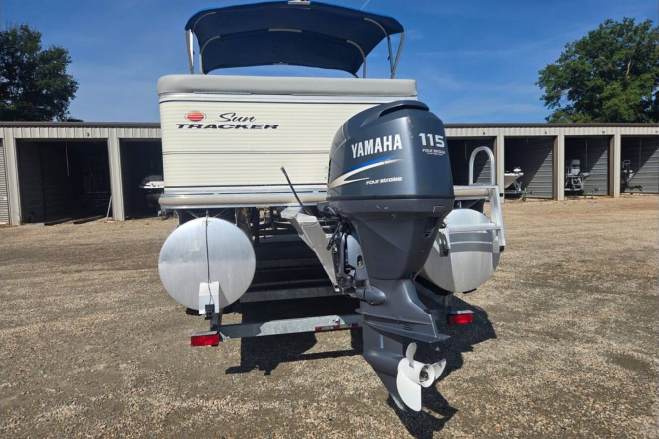 A photo of this 2007 Sun Tracker Party Barge 27 Regency Edition