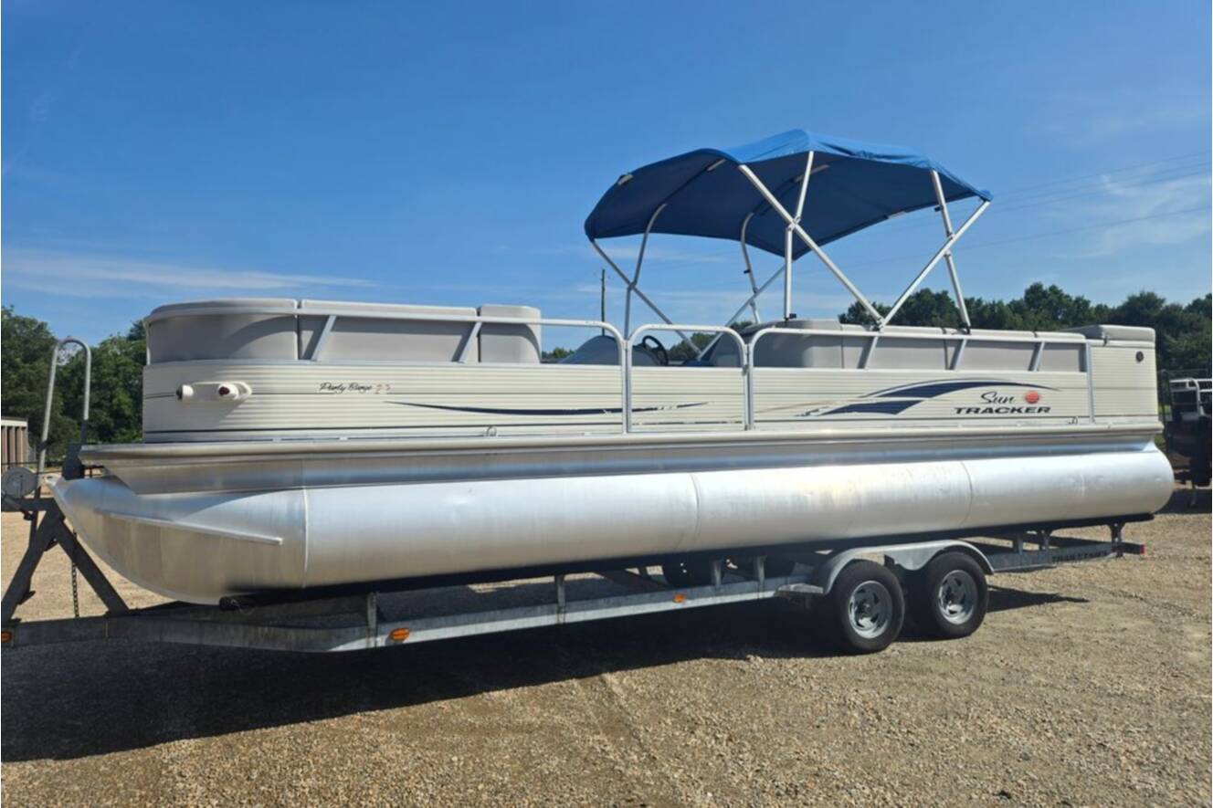 A photo of this 2007 Sun Tracker Party Barge 27 Regency Edition