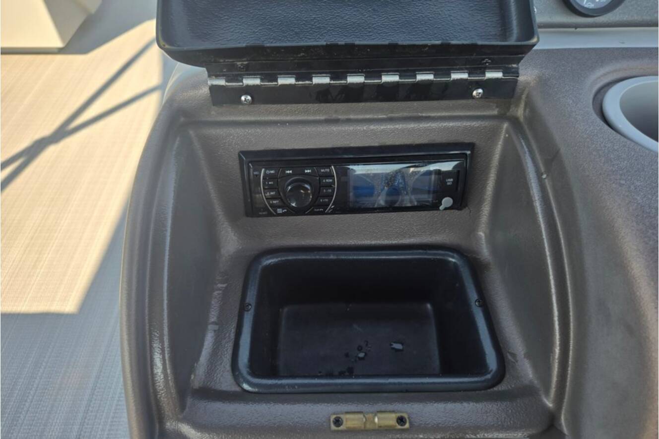 A photo of this 2007 Sun Tracker Party Barge 27 Regency Edition