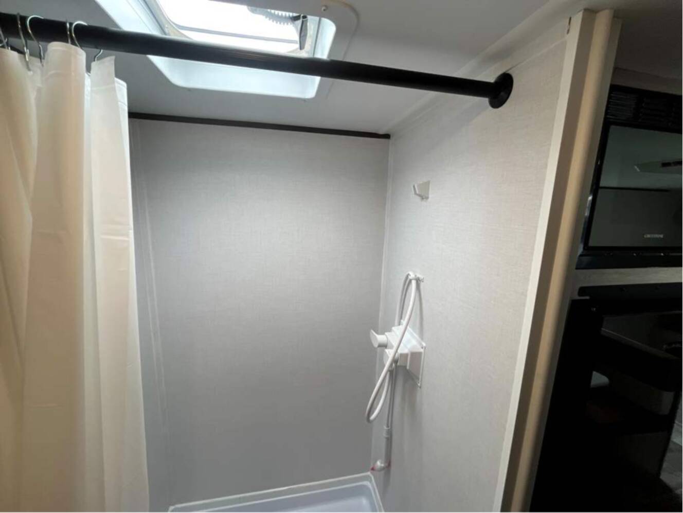A photo of this 2026 Crossroads Zinger Lite ZR18RB