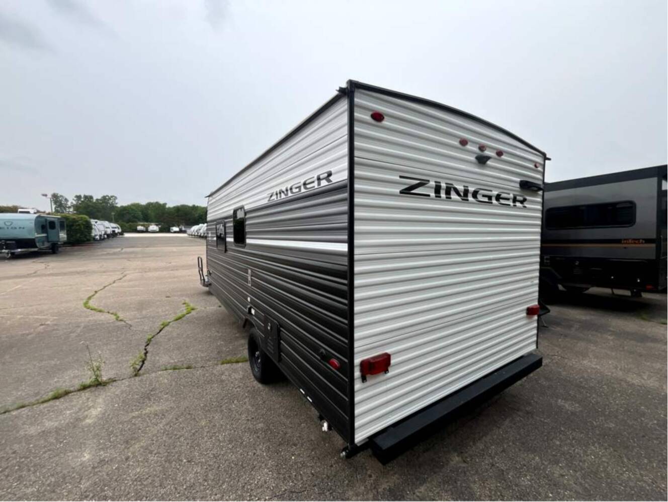 A photo of this 2026 Crossroads Zinger Lite ZR18RB