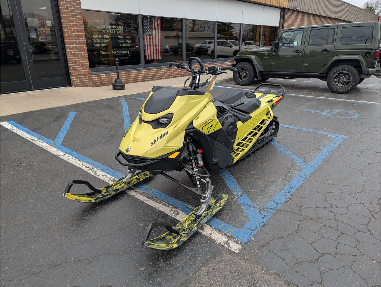 A photo of this 2025 Ski-Doo Freeride 850 E-TEC