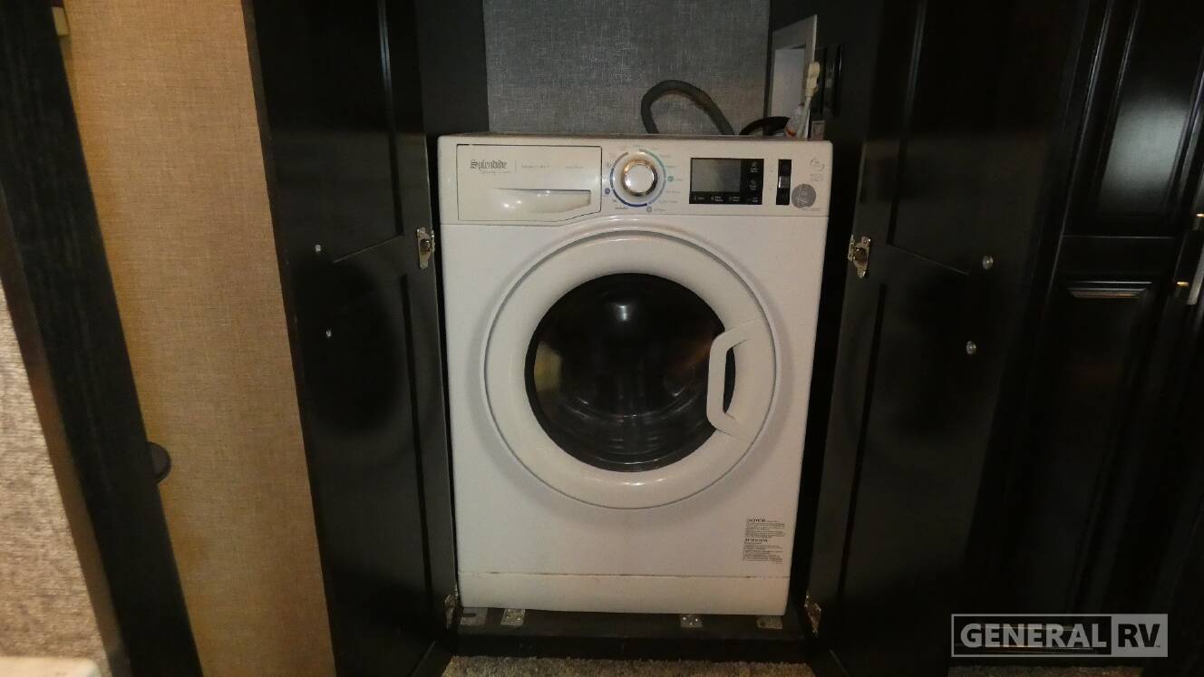 A photo of this 2022 Jayco PINNACLE 36SSWS