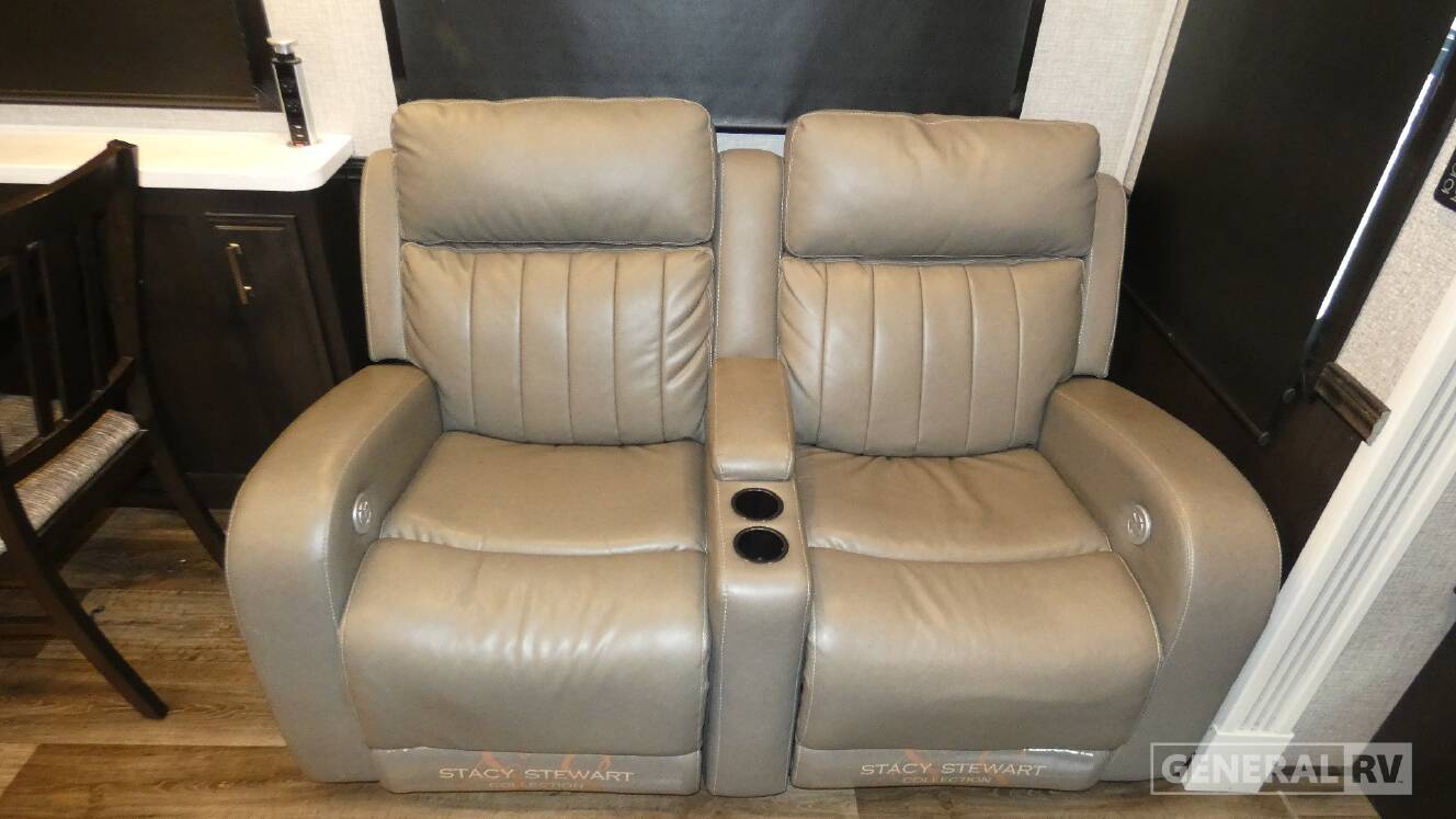A photo of this 2022 Jayco PINNACLE 36SSWS