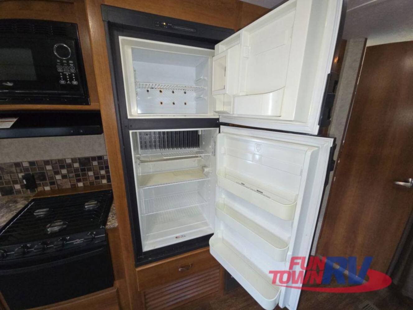 A photo of this 2016 Prime Time Rv Avenger 28DBS