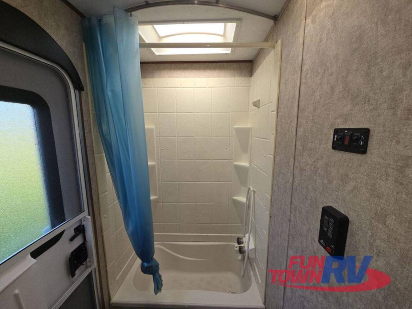 A photo of this 2016 Prime Time Rv Avenger 28DBS