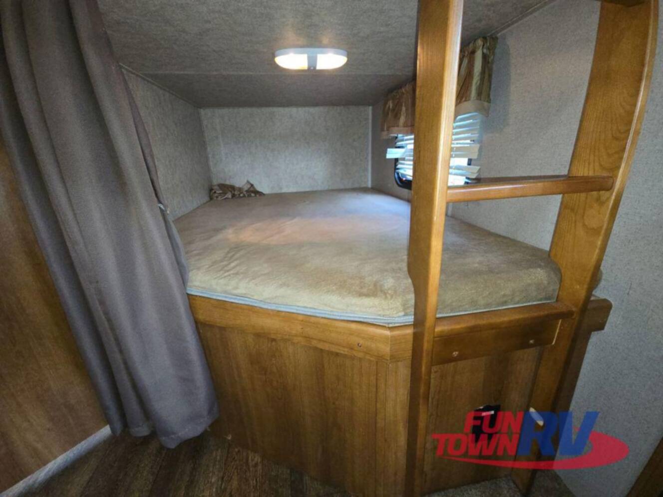 A photo of this 2016 Prime Time Rv Avenger 28DBS
