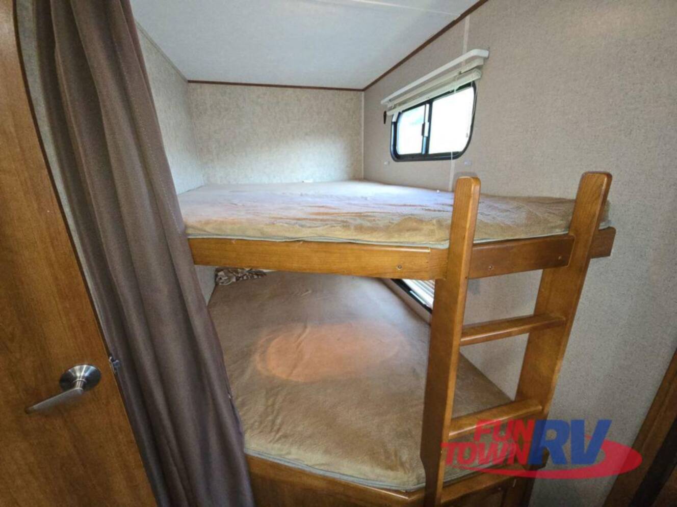 A photo of this 2016 Prime Time Rv Avenger 28DBS