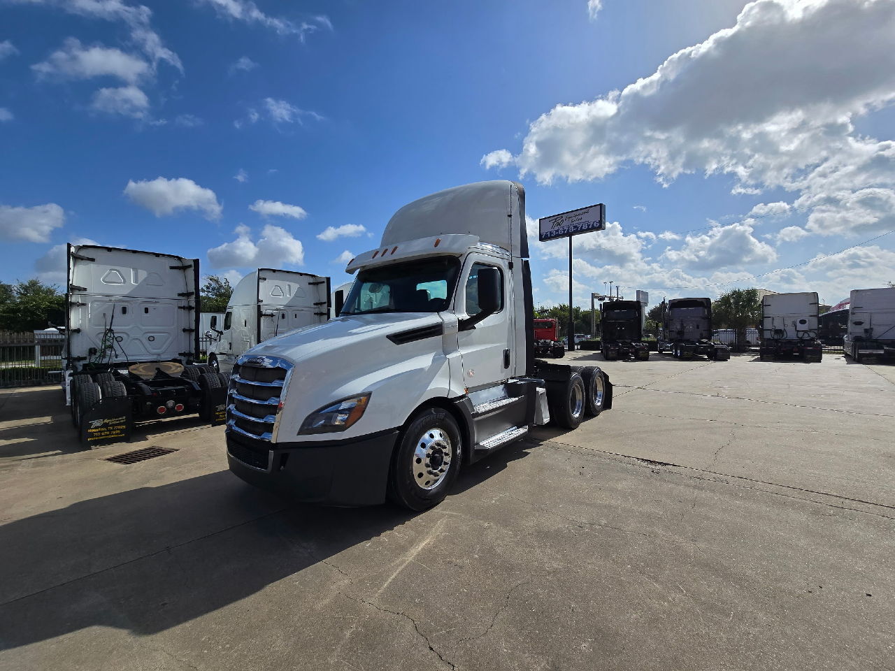 2020 FREIGHTLINER CASCADIA 126 in Houston, TX