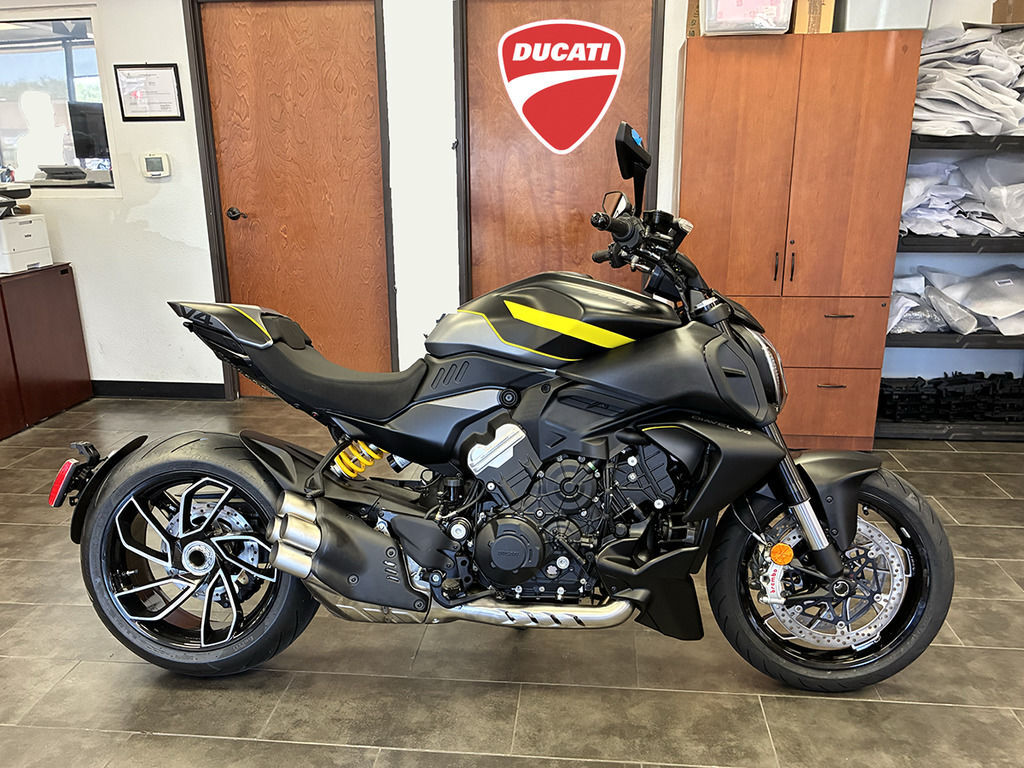 2026 Ducati Diavel V4 Black Roadster V4 in Plano, TX