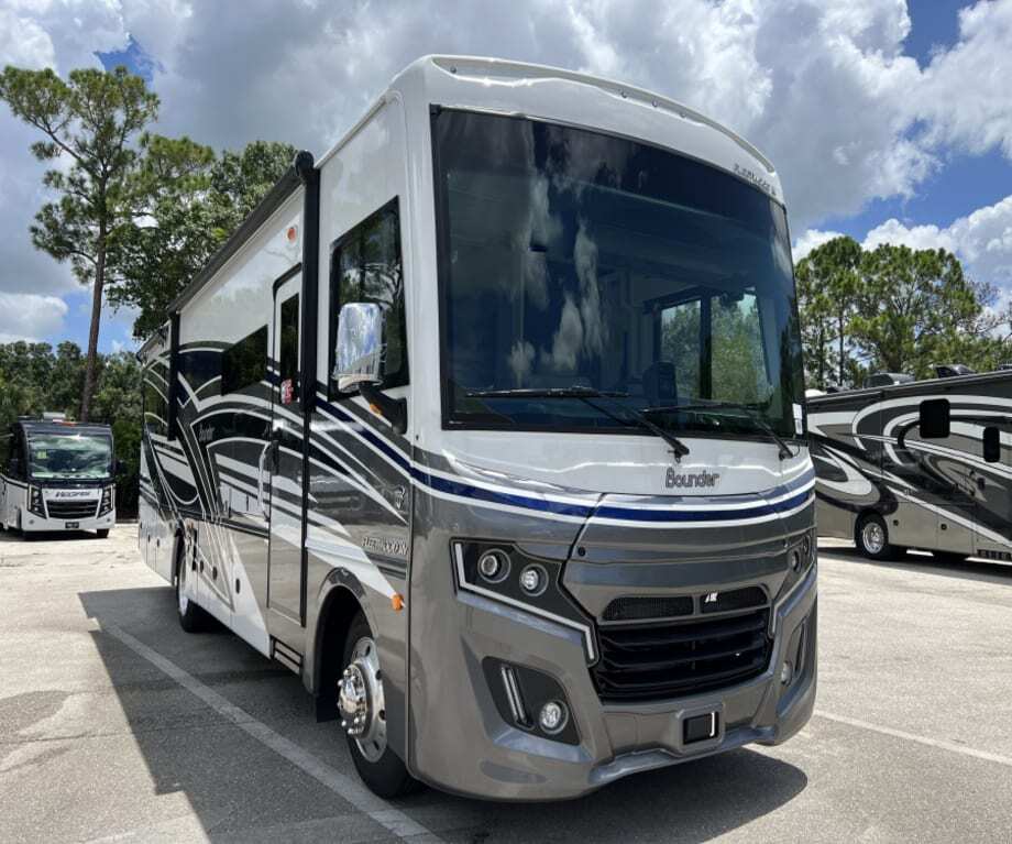 2027 Fleetwood BOUNDER 33C RV