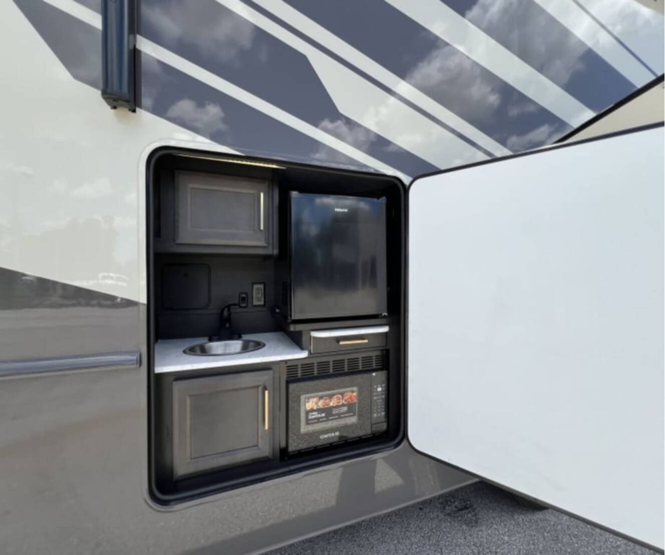 A photo of this 2027 Fleetwood FLAIR 29M