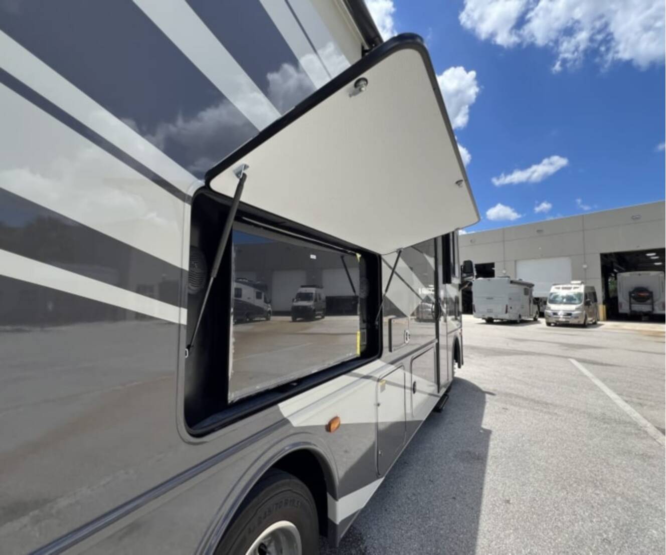 A photo of this 2027 Fleetwood FLAIR 29M