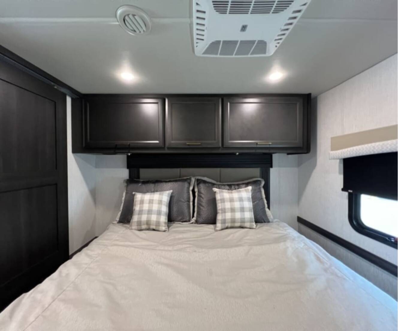 A photo of this 2027 Fleetwood FLAIR 29M