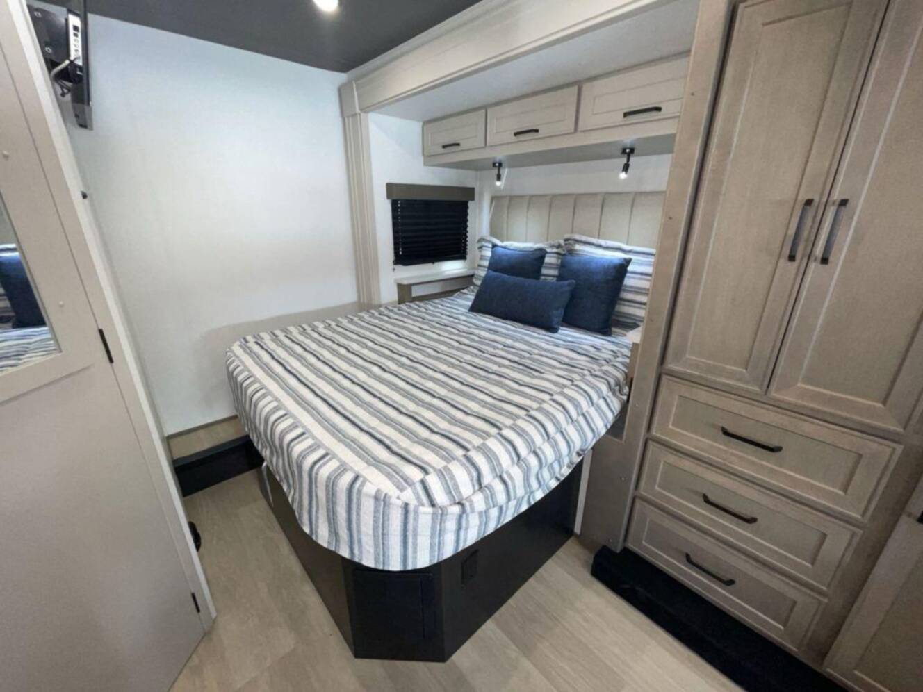 A photo of this 2027 Renegade Villagio 25FWC
