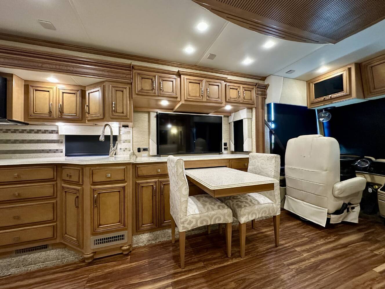 A photo of this 2017 Newmar Ventana LE 4042