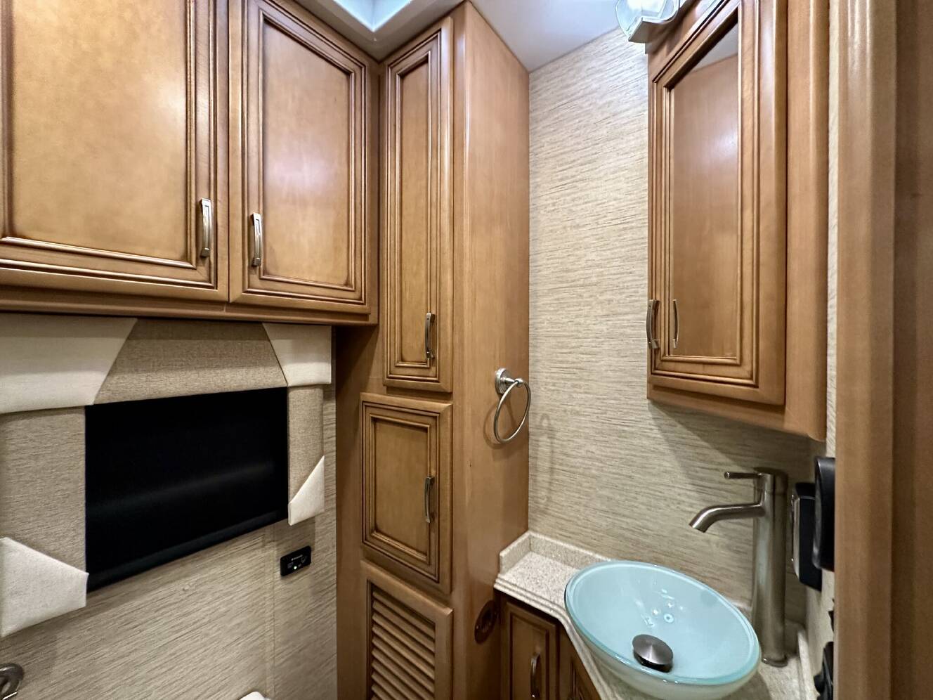 A photo of this 2017 Newmar Ventana LE 4042