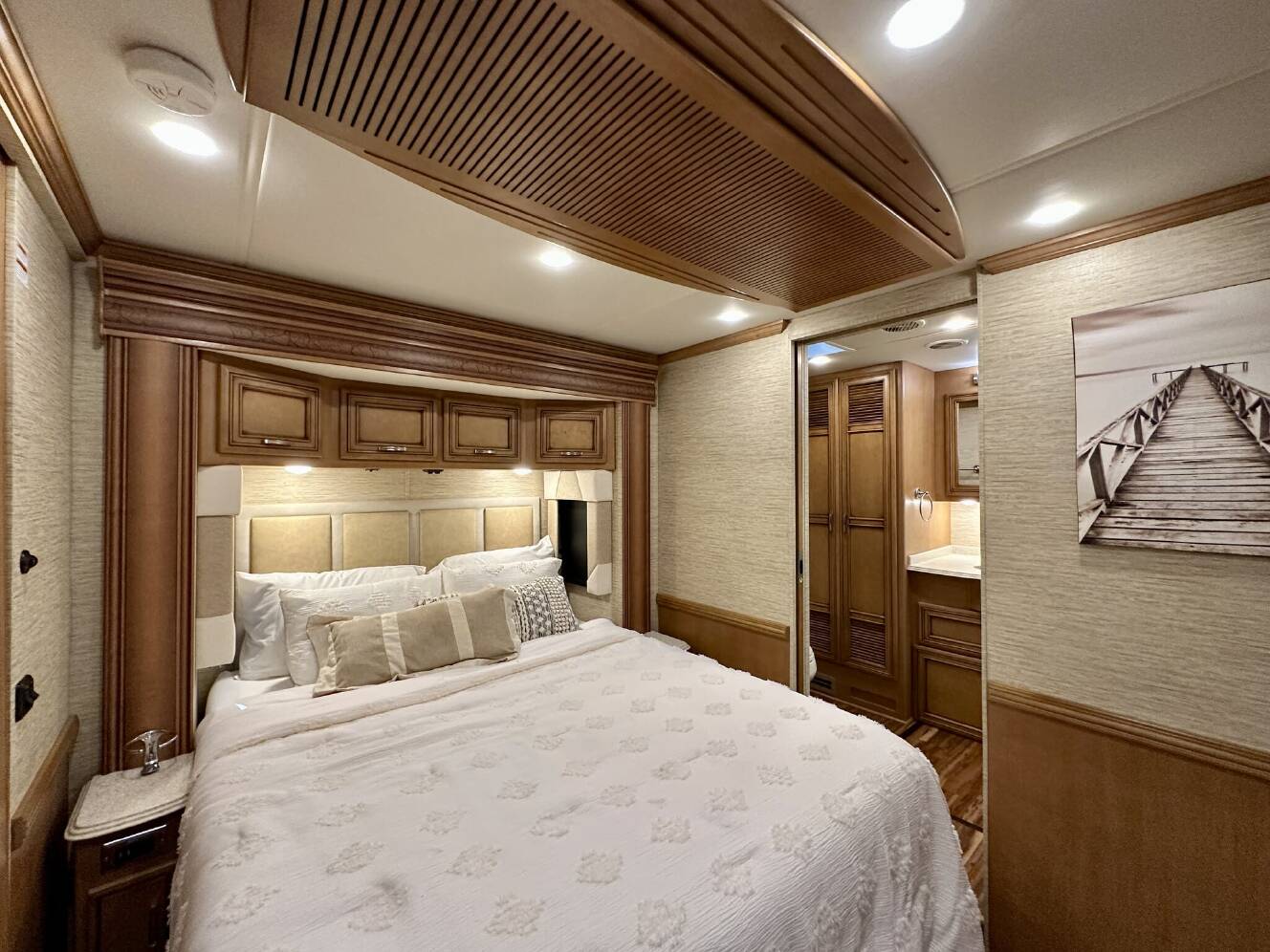 A photo of this 2017 Newmar Ventana LE 4042