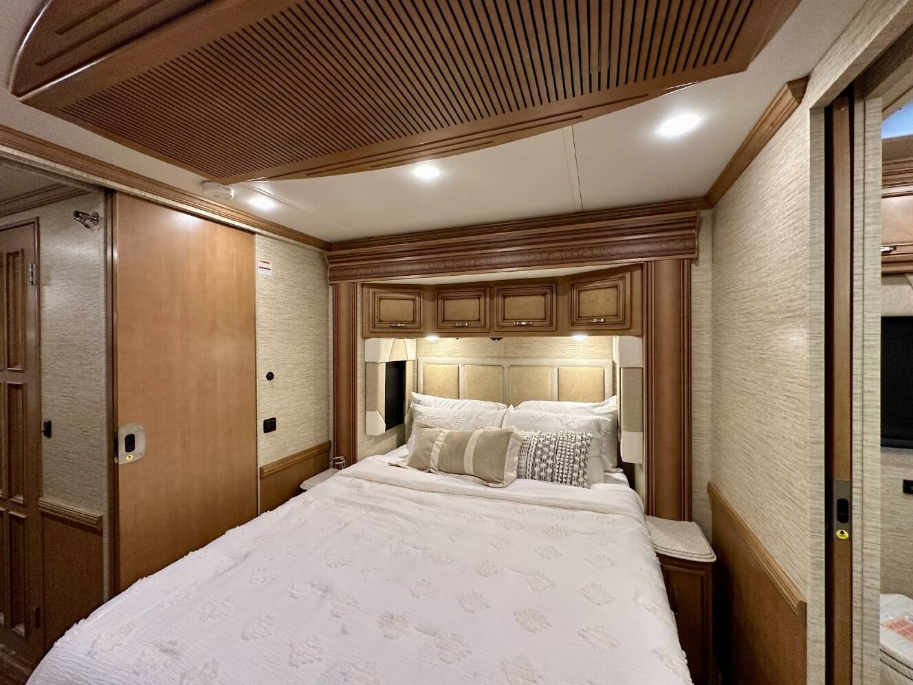 A photo of this 2017 Newmar Ventana LE 4042