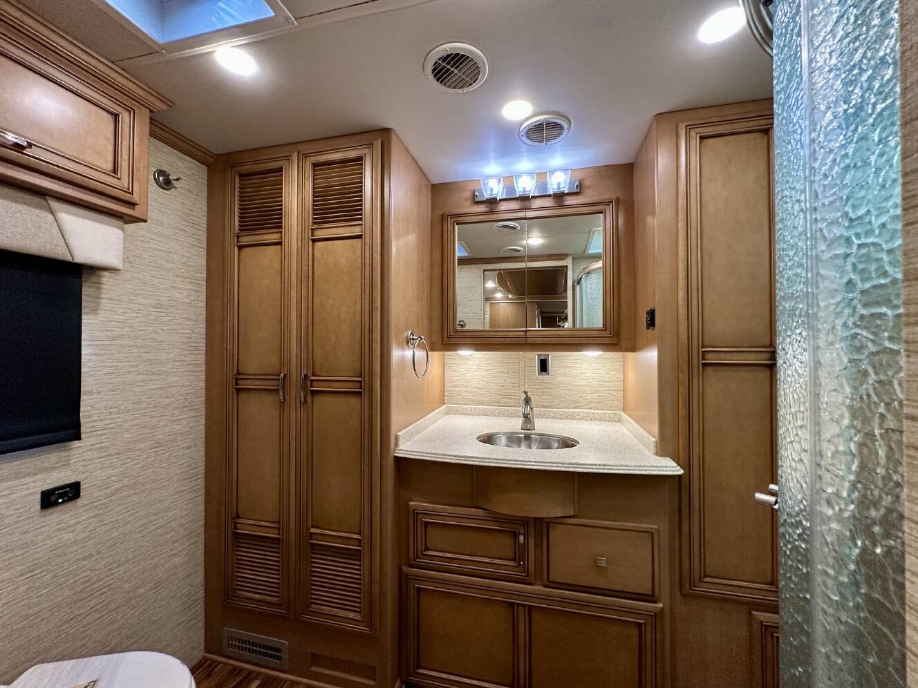 A photo of this 2017 Newmar Ventana LE 4042