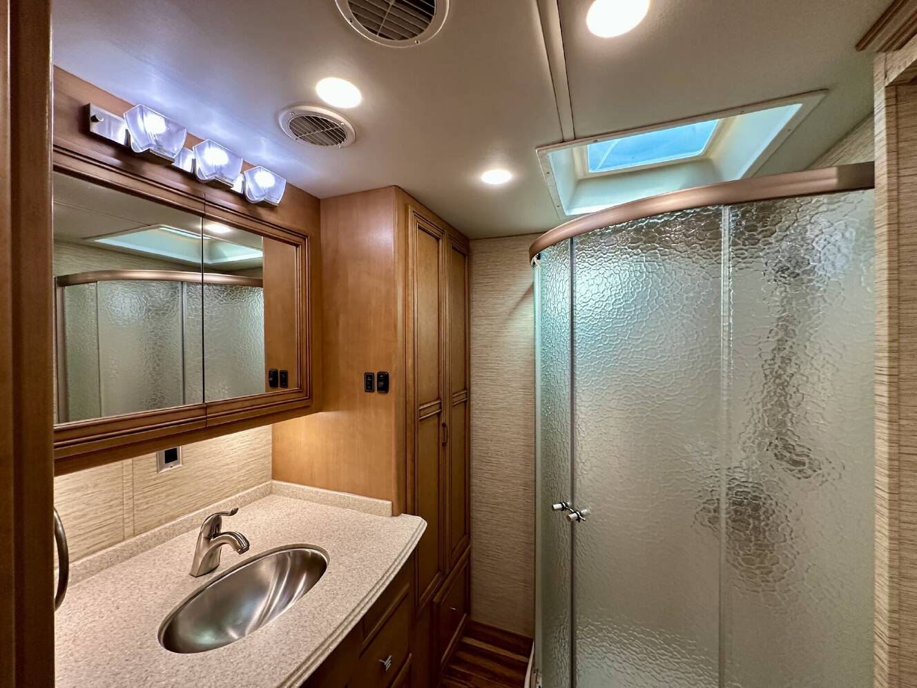 A photo of this 2017 Newmar Ventana LE 4042