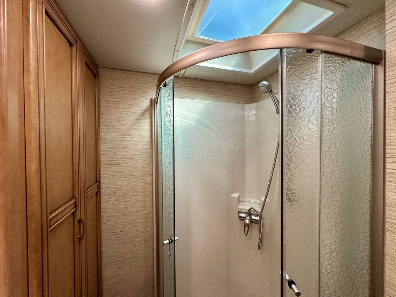 A photo of this 2017 Newmar Ventana LE 4042