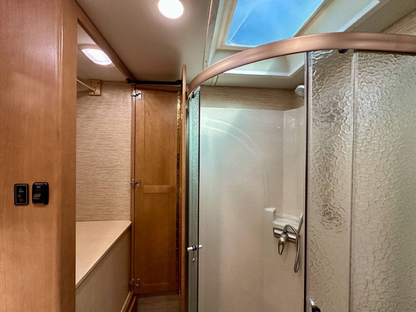 A photo of this 2017 Newmar Ventana LE 4042