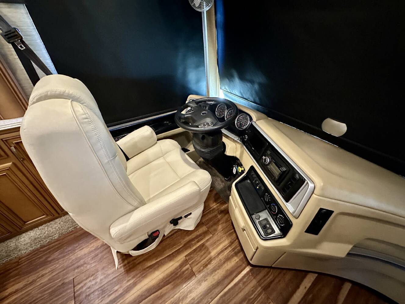 A photo of this 2017 Newmar Ventana LE 4042