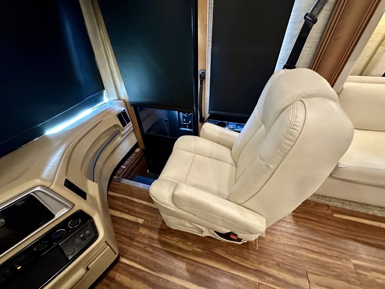 A photo of this 2017 Newmar Ventana LE 4042