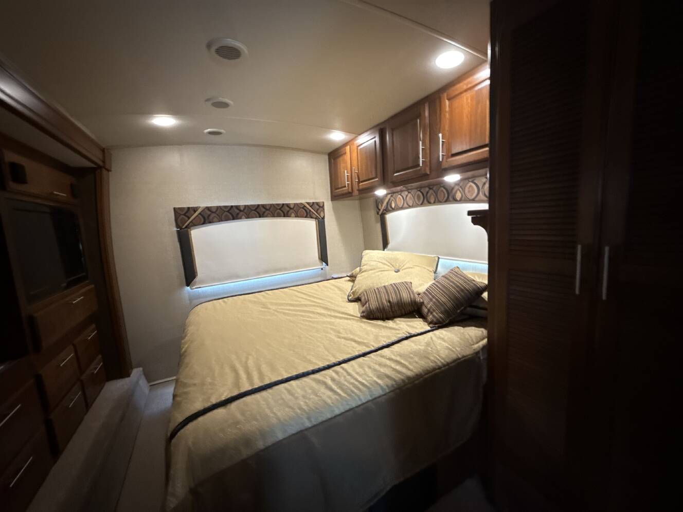 A photo of this 2013 Dynamax DX3 37BHHD