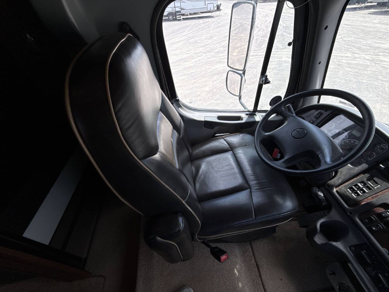A photo of this 2013 Dynamax DX3 37BHHD