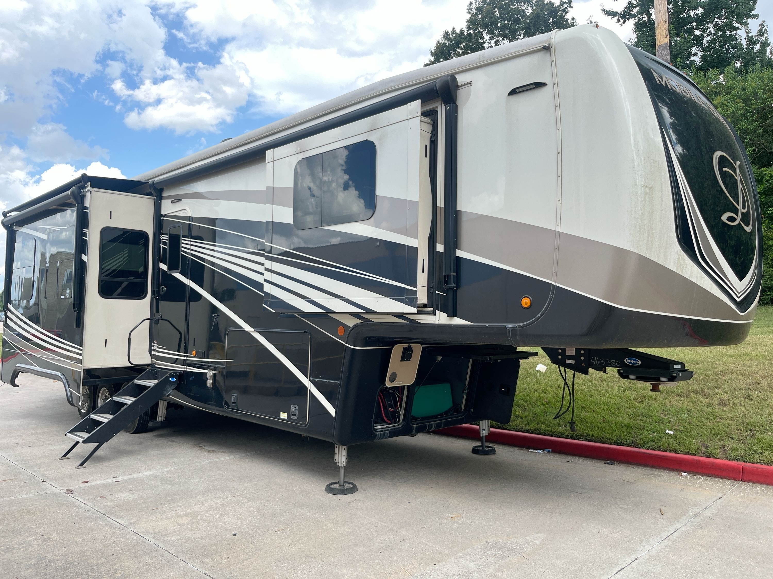 2021 DRV LUXURY SUITES MOBILE SUITES 43 MANHATTAN RV
