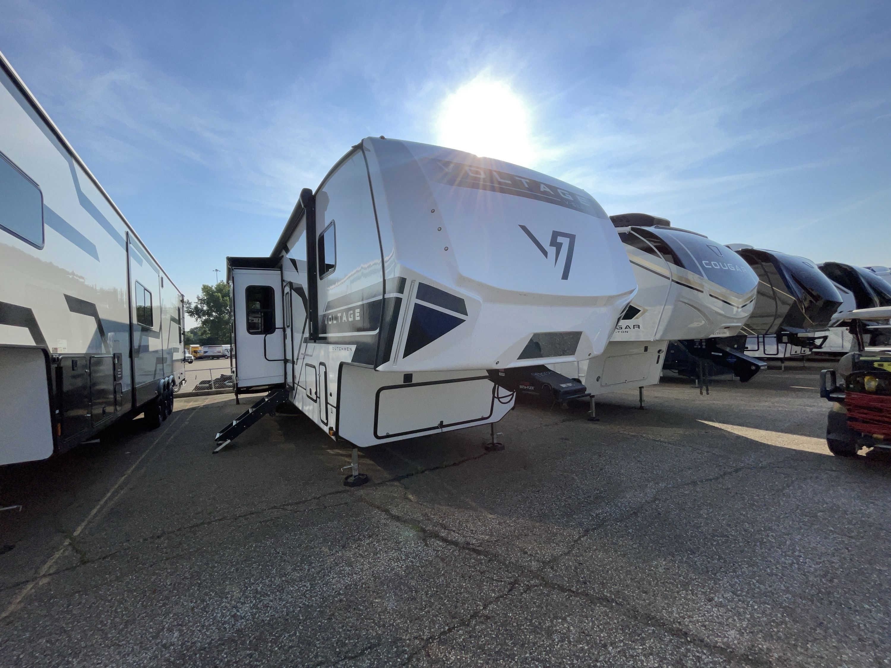 2025 Dutchmen VOLTAGE V-SERIES 3850 Fifth Wheel Toy Hauler RV