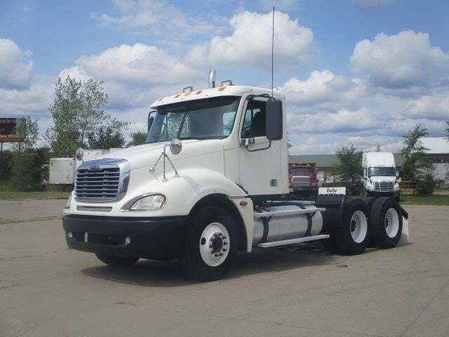 2005 FREIGHTLINER COLUMBIA in Saint Cloud, MN