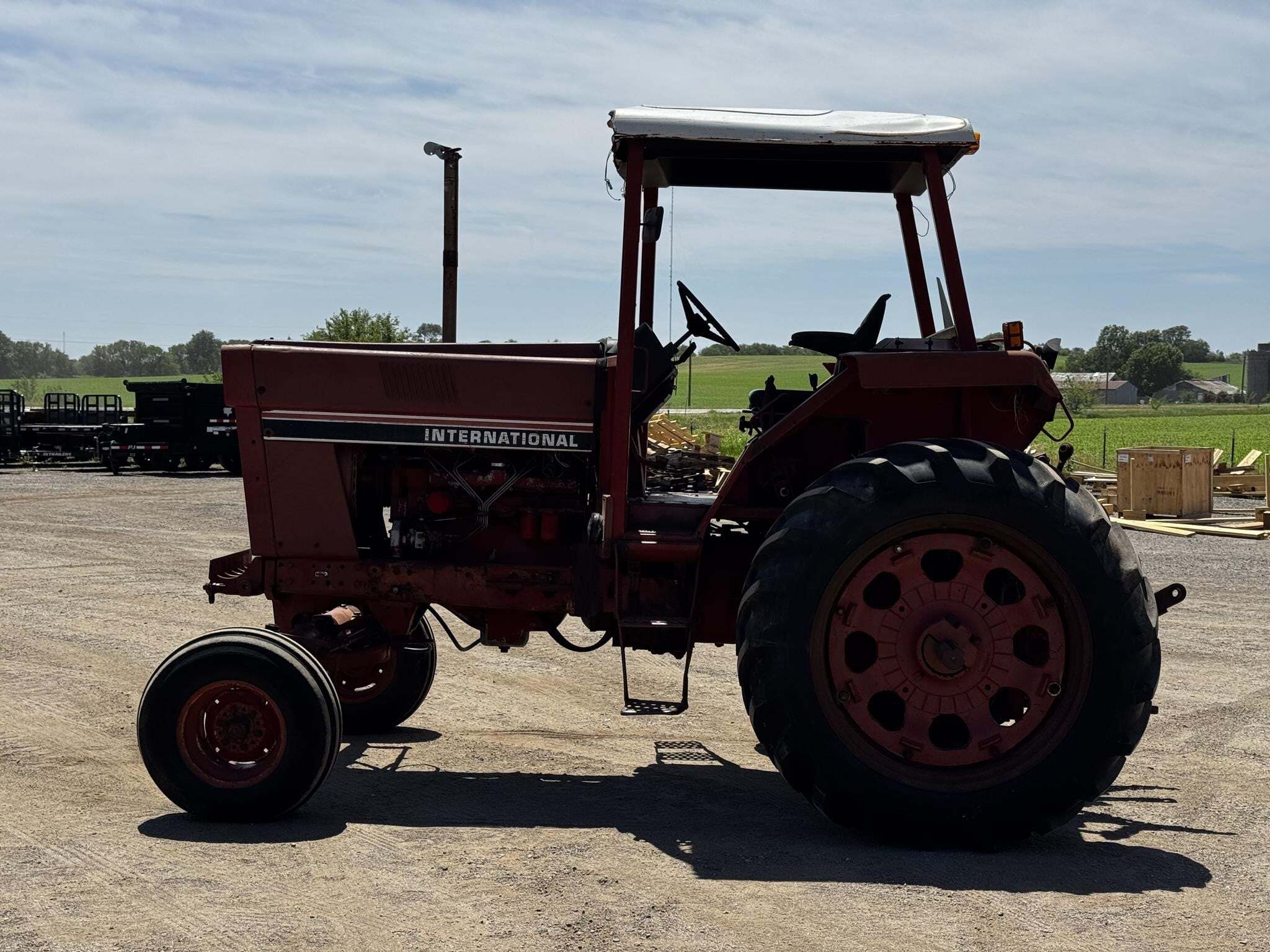 1981 INTERNATIONAL 786 in Pecatonica, IL