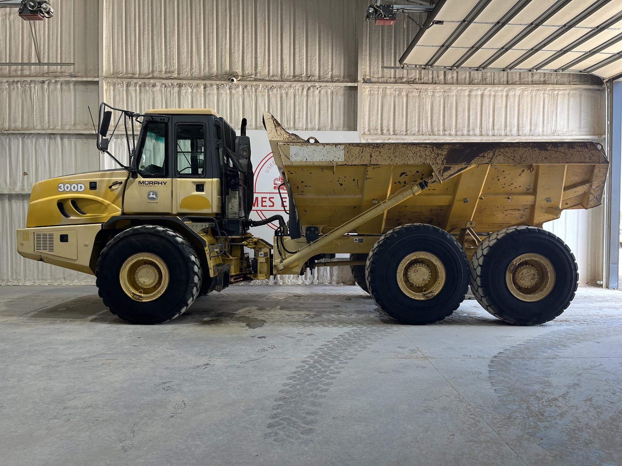 2005 DEERE 300D in Van Alstyne, TX