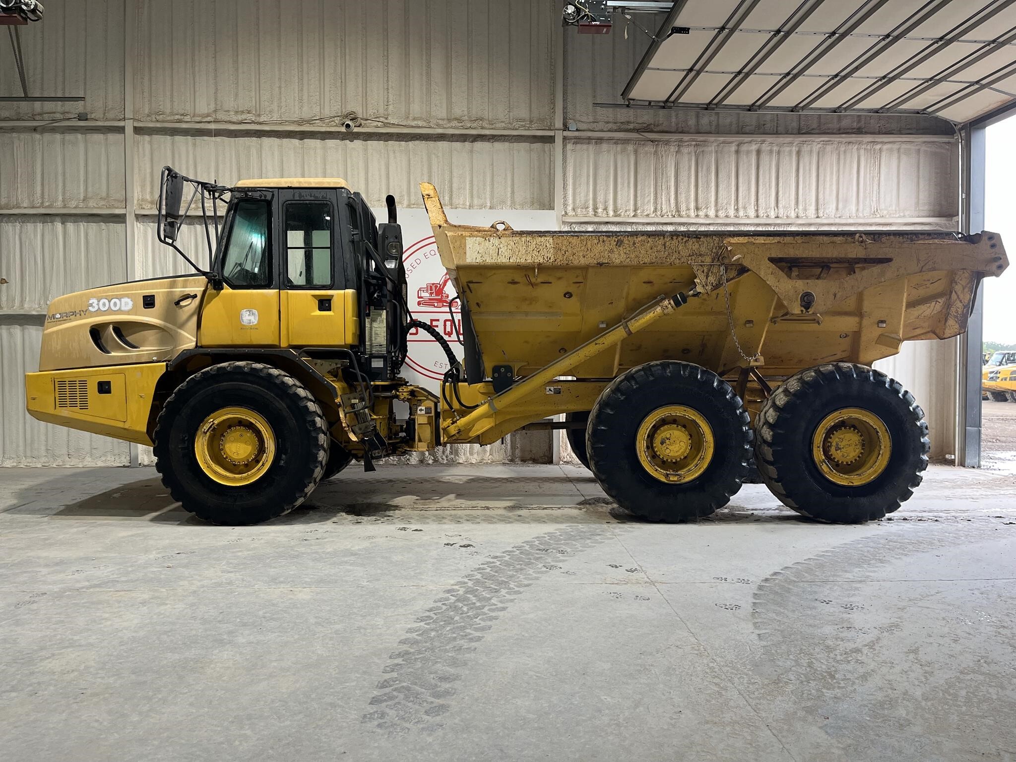 2005 DEERE 300D in Van Alstyne, TX