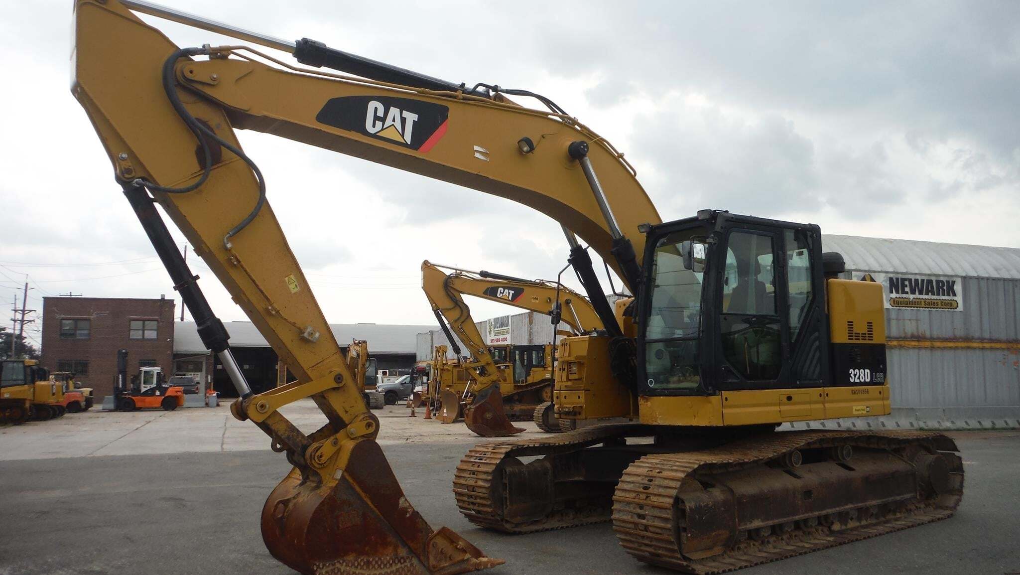 2014 CATERPILLAR 328D LCR in Newark, NJ