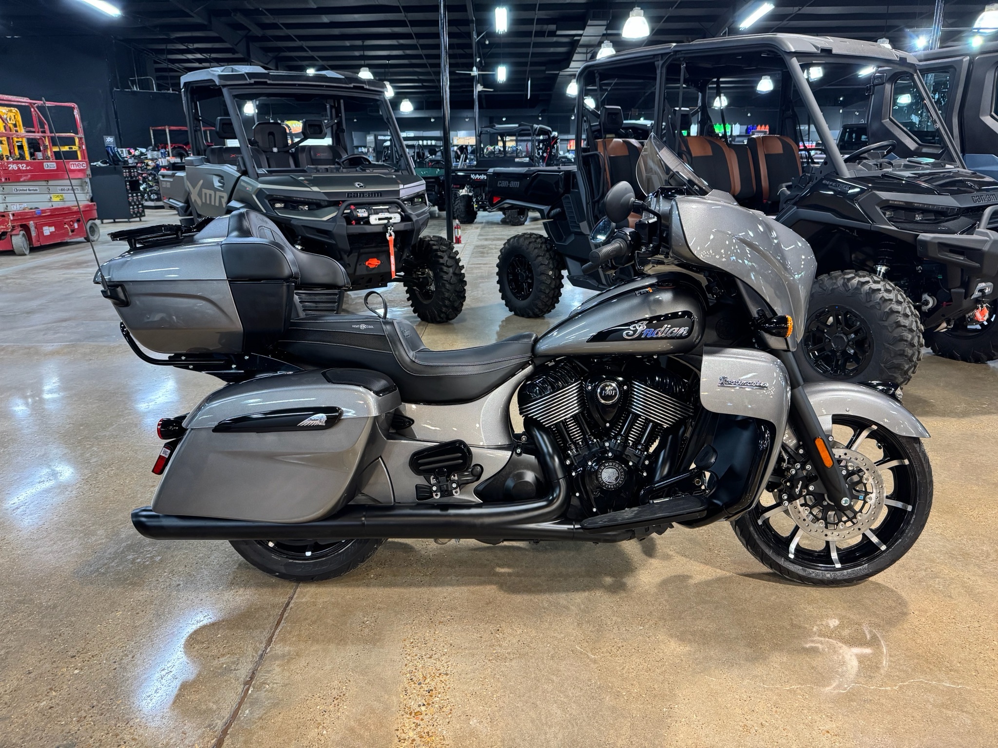 2025 Indian Motorcycle Roadmaster® Dark Horse® with PowerBand Audio Package DARK HORSE WITH POWERBAND AUDIO PACKAGE in Alexandria, LA