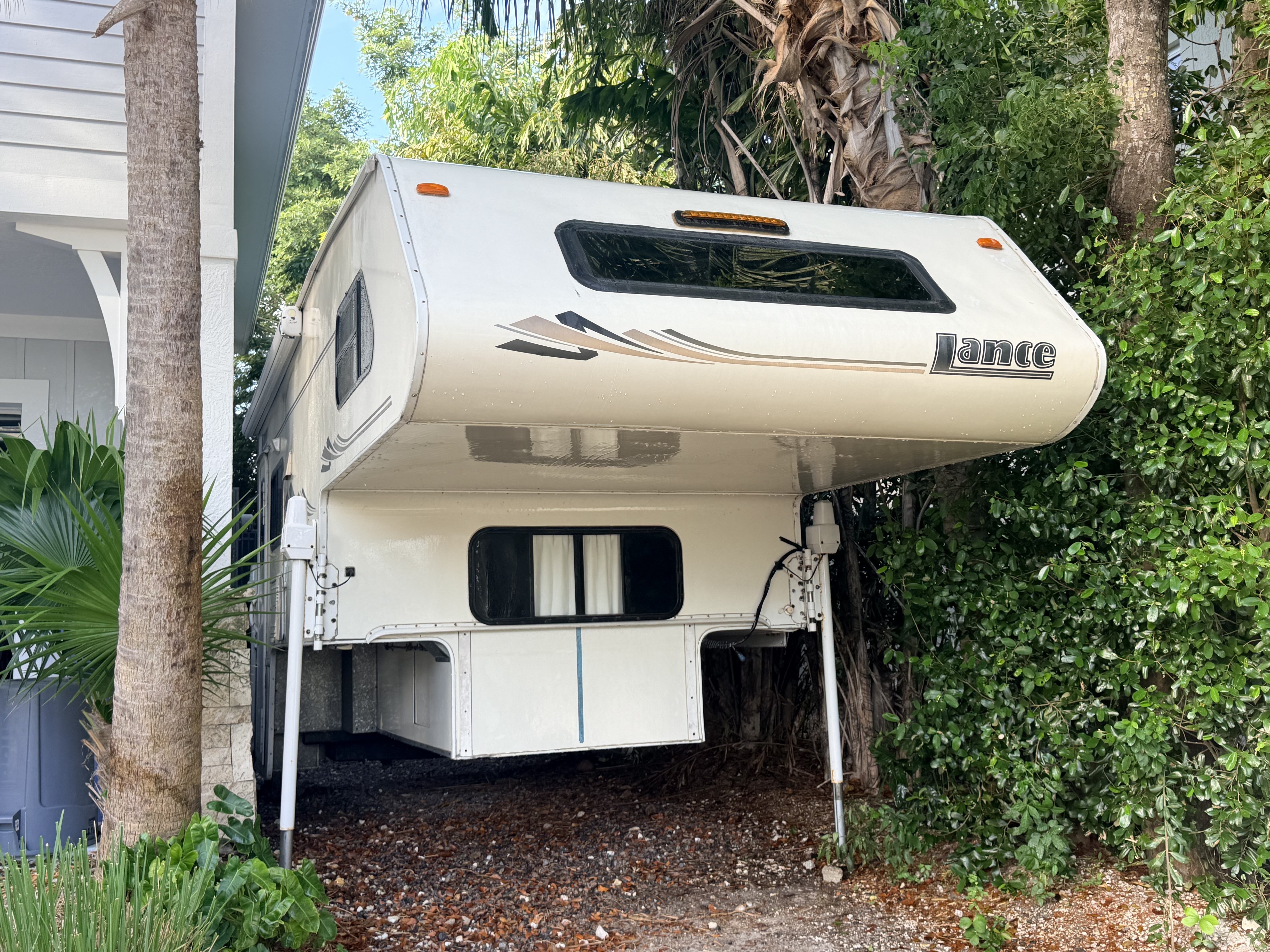 2002 Lance 1161 RV