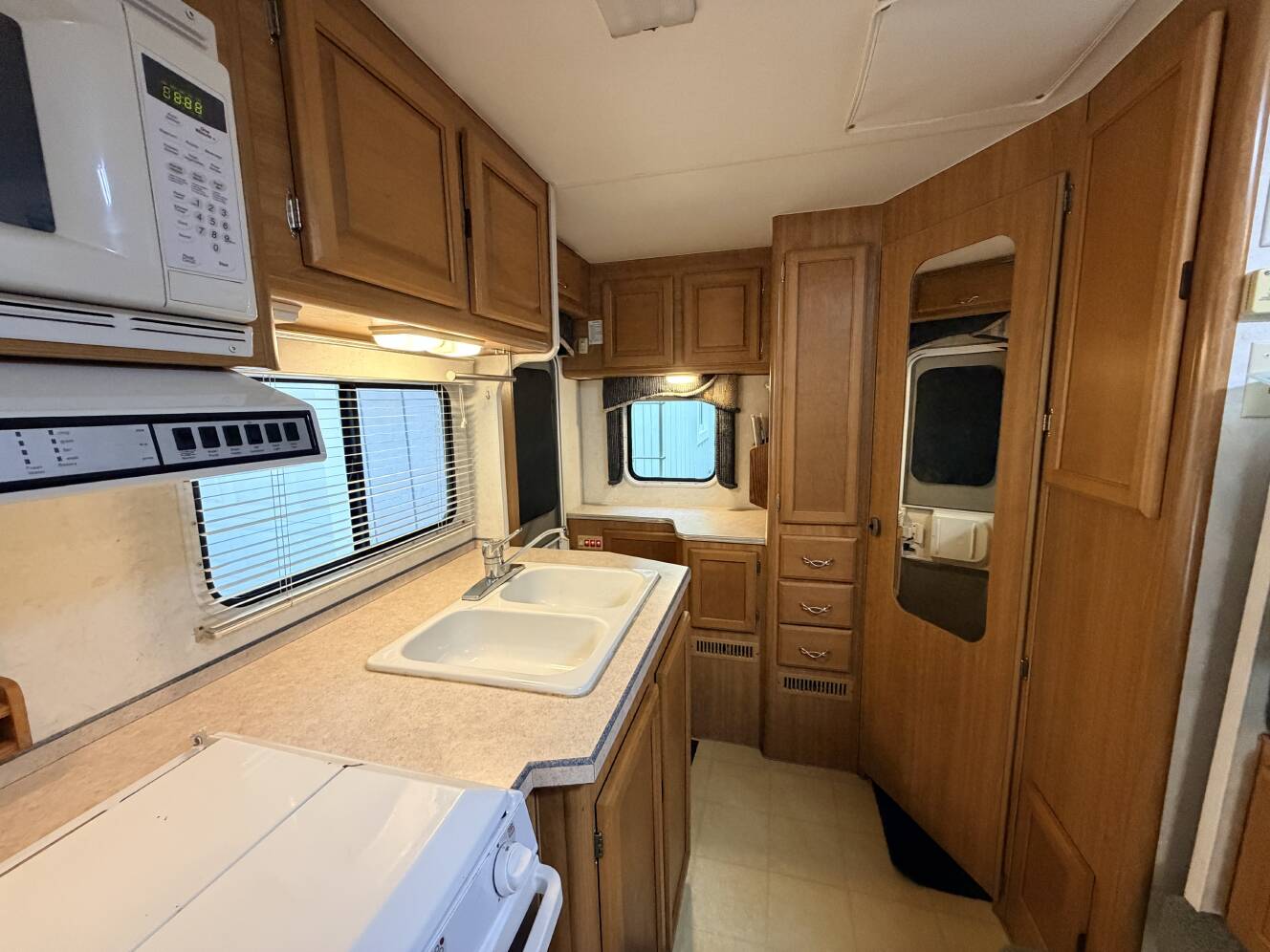 A photo of this 2002 Lance 1161