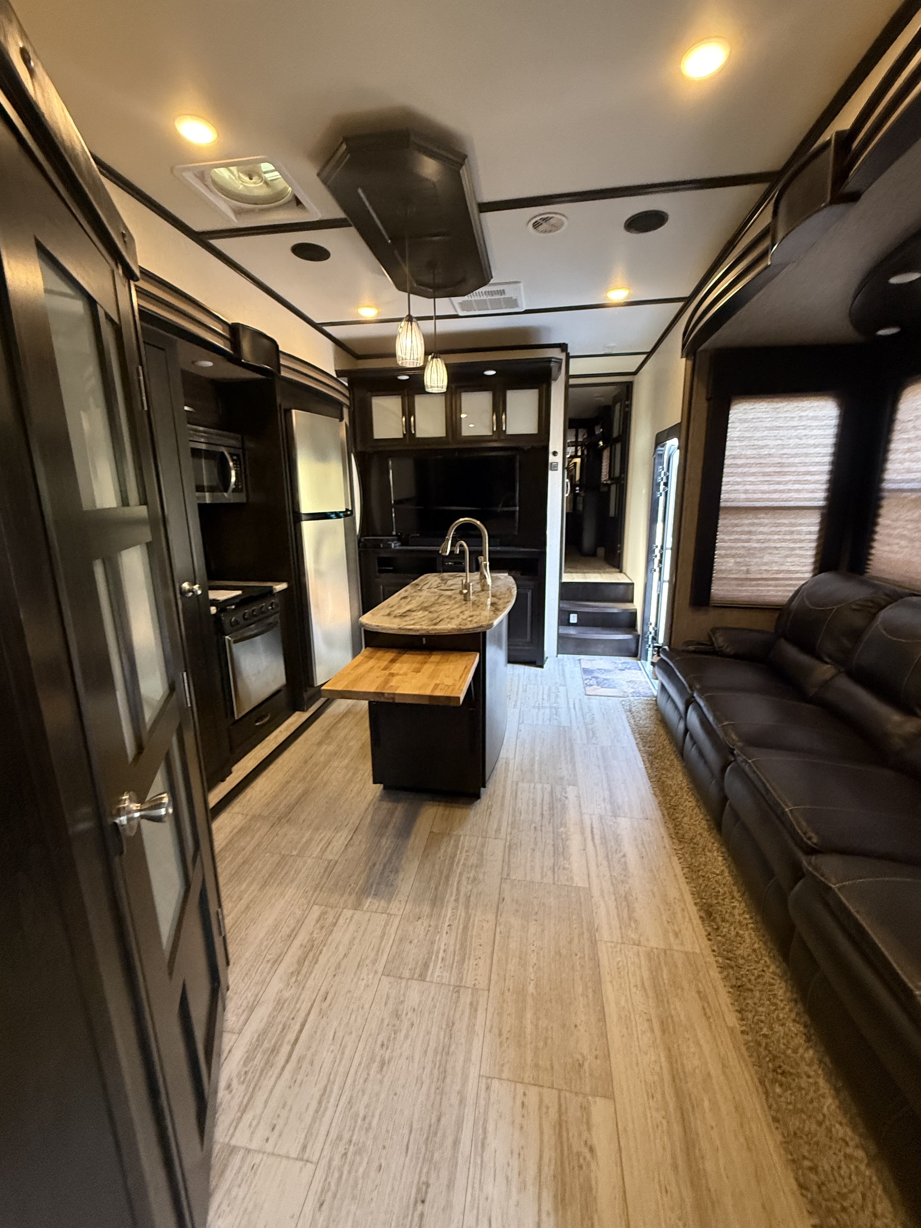 2017 Grand Design MOMENTUM 385TH in terrebonne OR