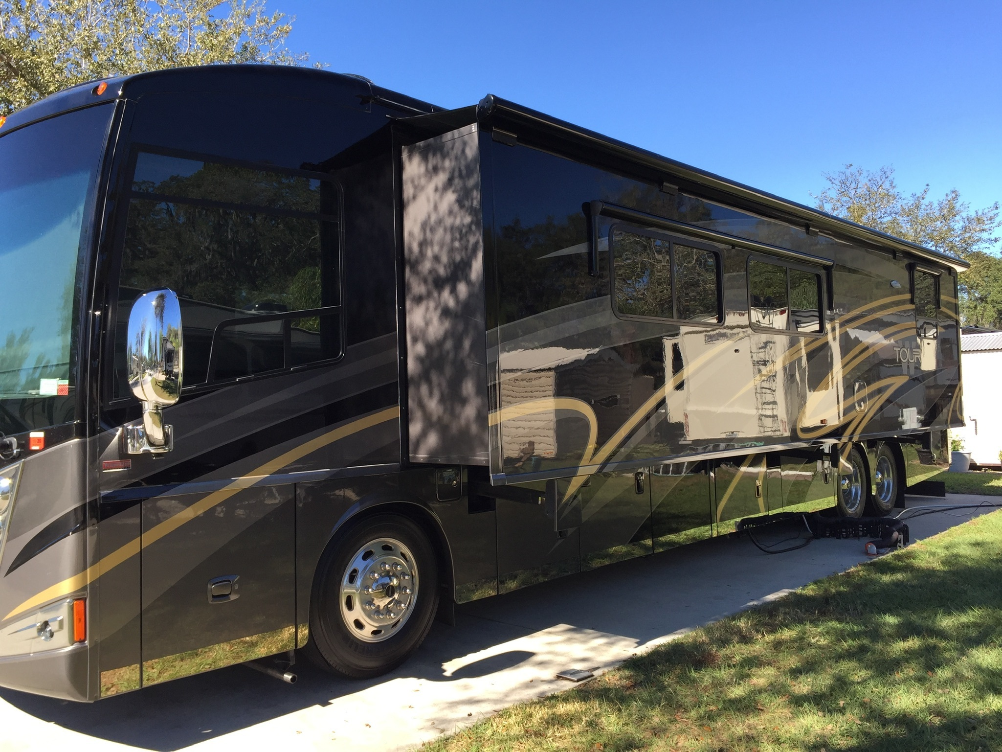 2011 Winnebago TOUR 42QD in ridge NY