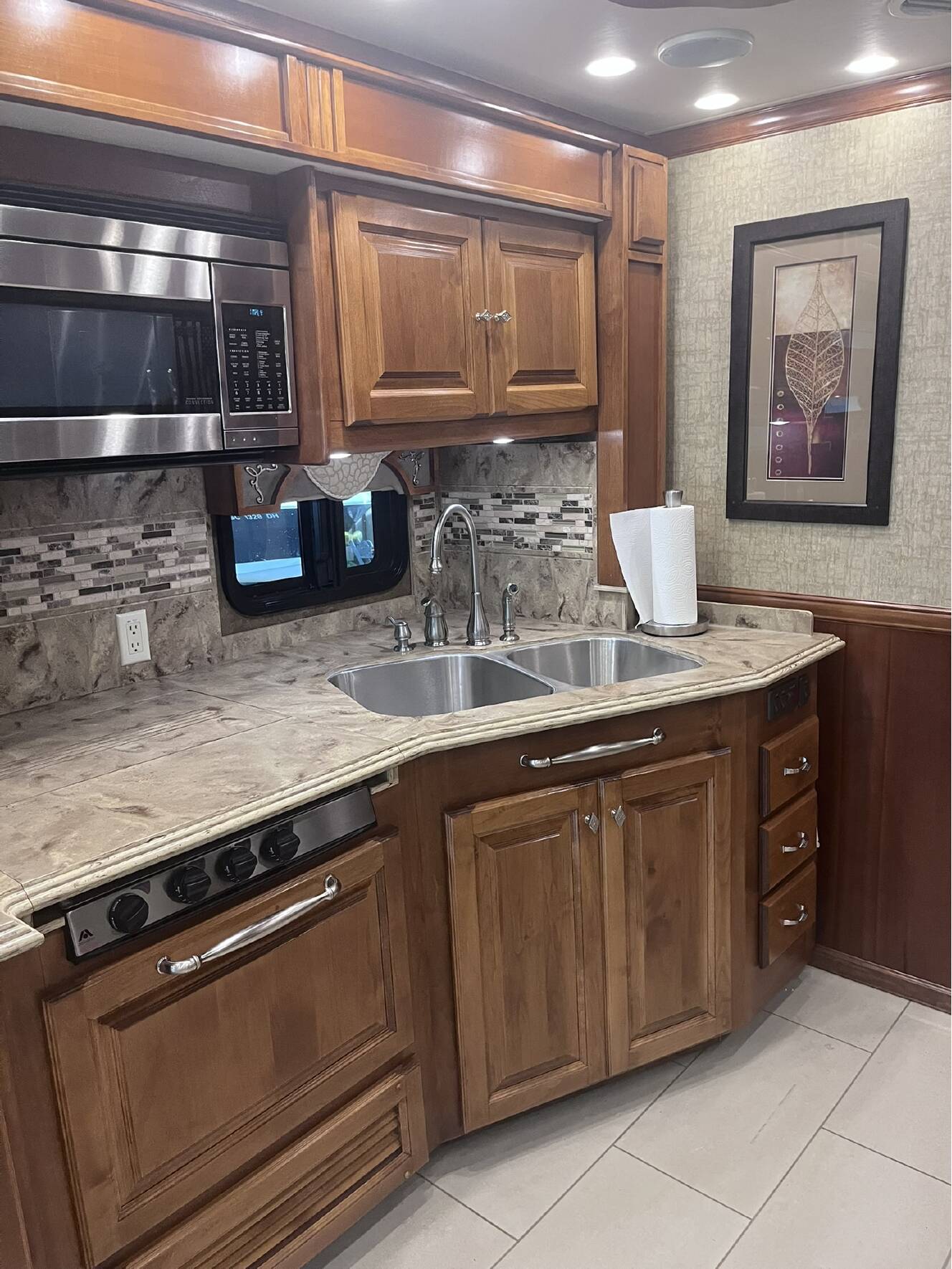 A photo of this 2014 Tiffin Motorhomes PHAETON 40 QBH