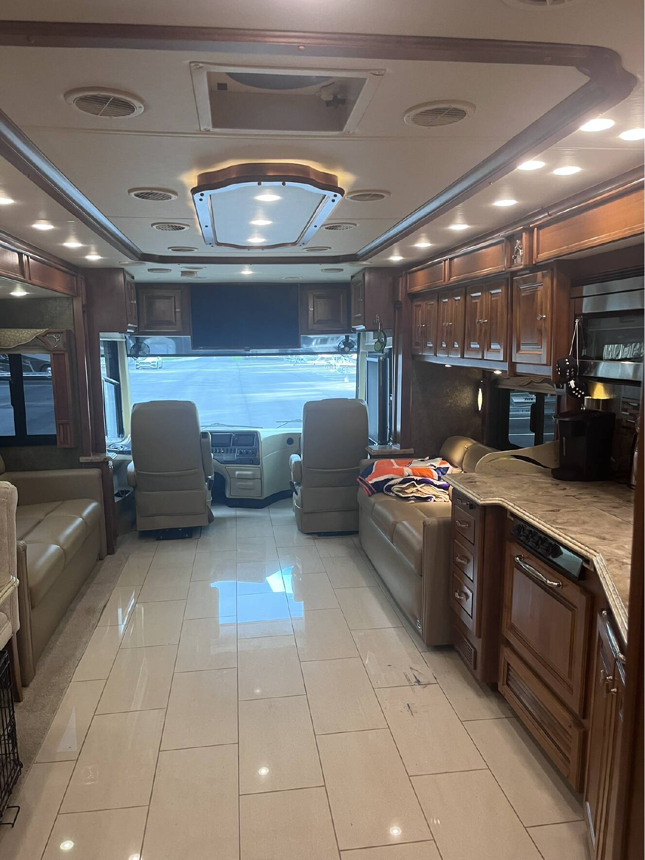 A photo of this 2014 Tiffin Motorhomes PHAETON 40 QBH
